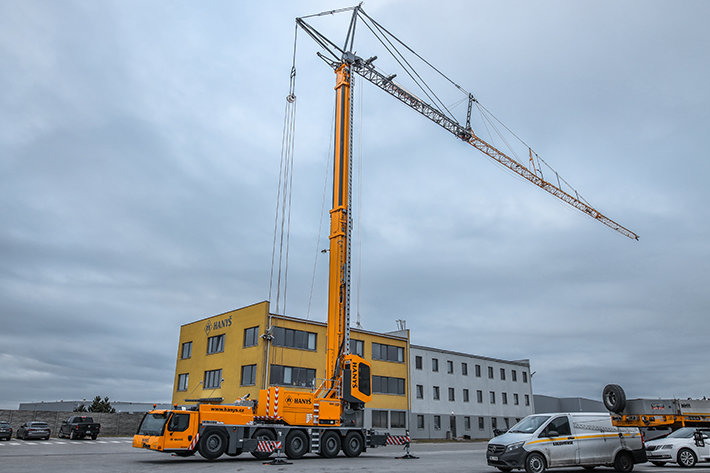 Cause for celebration: Liebherr delivers 1000th mobile construction crane